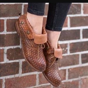 NEW Patricia Nash Sabrina laser cut ankle bootie Sz6